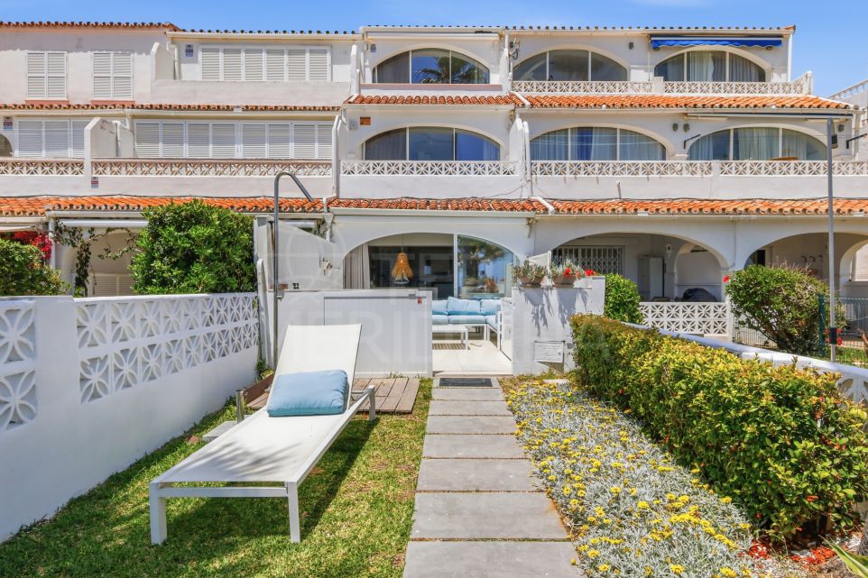 Maison de ville en première ligne de plage à vendre à Playa Paraíso, Manilva