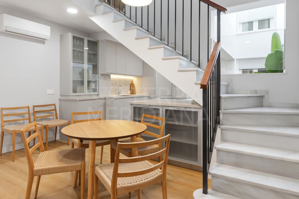 Maison de ville élégante de deux chambres rénovée avec superbe terrasse sur le toit au cœur de la vieille ville d’Estepona