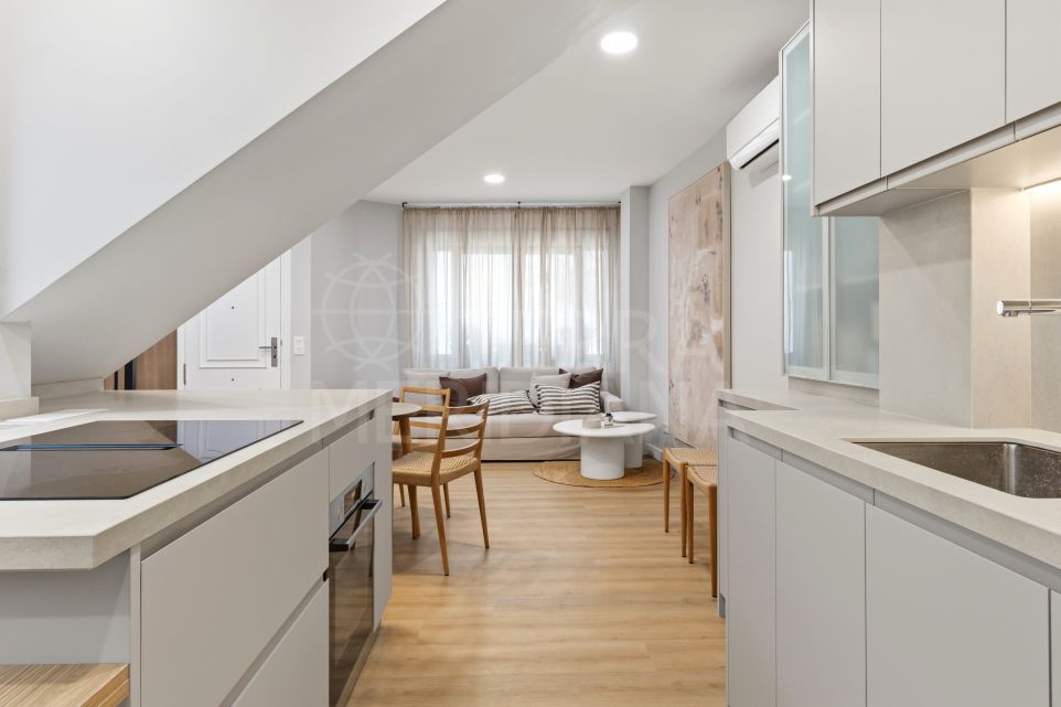 Maison de ville élégante de deux chambres rénovée avec superbe terrasse sur le toit au cœur de la vieille ville d’Estepona