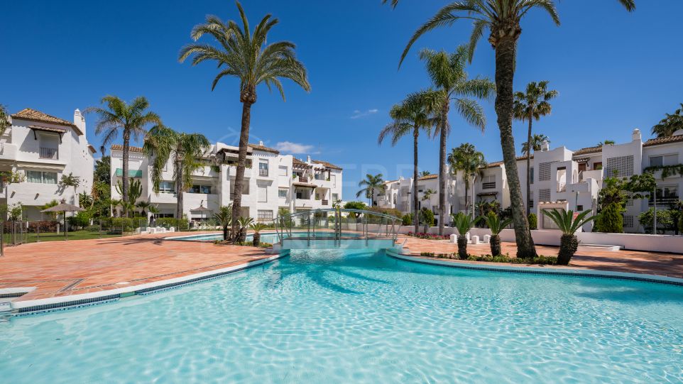 Appartement impeccable de trois chambres au rez-de-chaussée à Costalita, Est Estepona