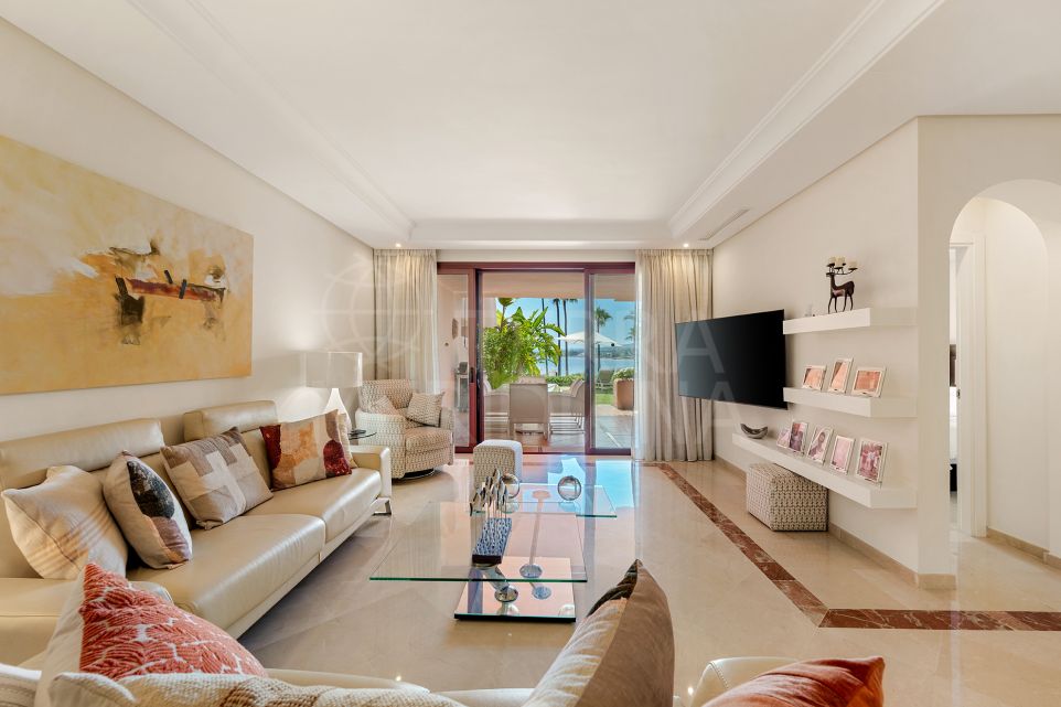 Appartement en rez-de-chaussée en première ligne de plage à vendre à Cabo Bermejo, Estepona
