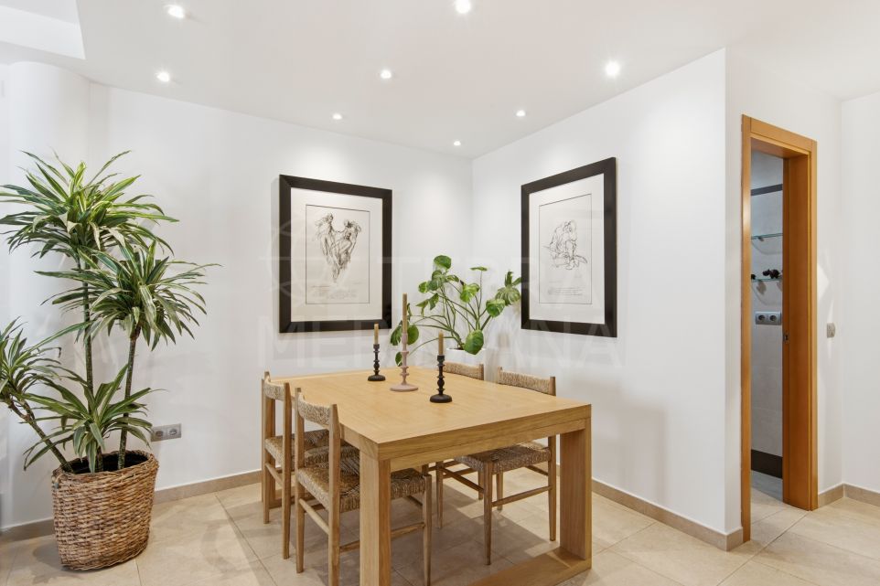 Casa adosada en venta en el casco antiguo de Estepona con garaje privado y solárium con vistas al mar