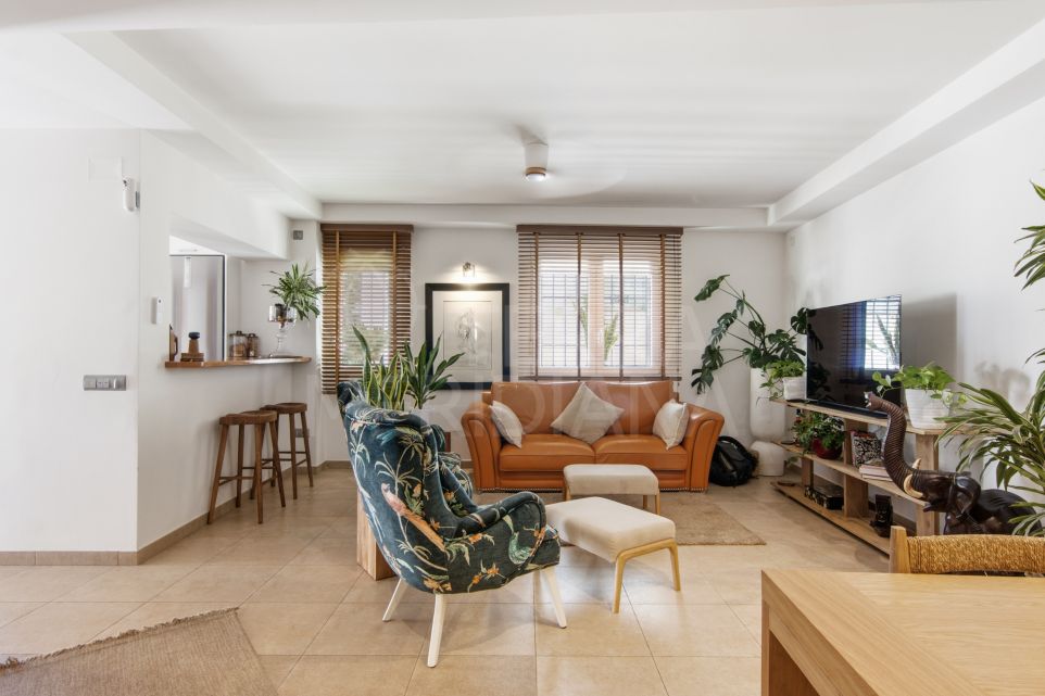 Casa adosada en venta en el casco antiguo de Estepona con garaje privado y solárium con vistas al mar