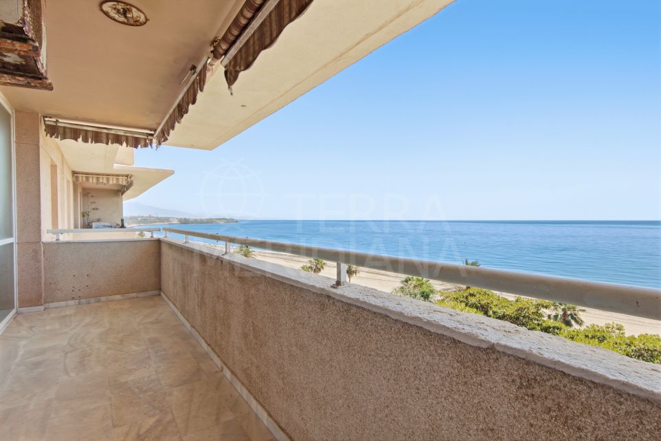 Oportunidad de reforma en primera línea de playa, con 3 dormitorios y ubicación privilegiada en Estepona