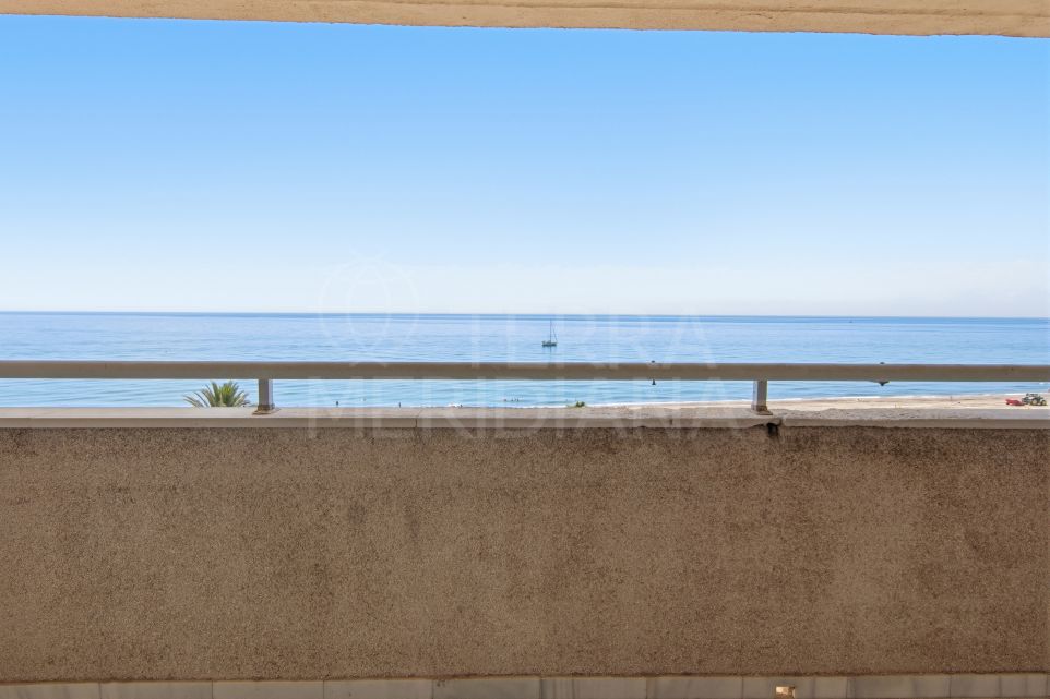 Oportunidad de reforma en primera línea de playa, con 3 dormitorios y ubicación privilegiada en Estepona