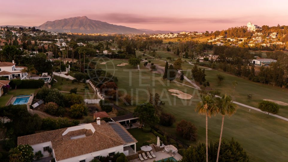 Villa de 4 dormitorios en primera línea de golf en El Paraíso, con parcela orientada al sur, impresionantes vistas a la montaña y piscina climatizada de agua salada.