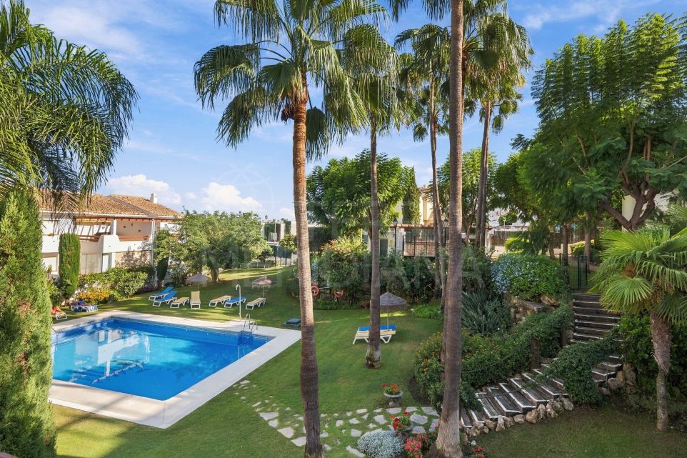 Élégant appartement de 3 chambres avec vue sur la piscine à Selwo Hills