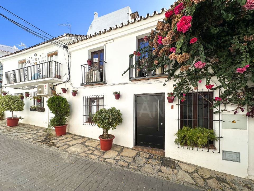 Charming 1 bedroom old town townhouse with rental licence just 3 minutes from the beach