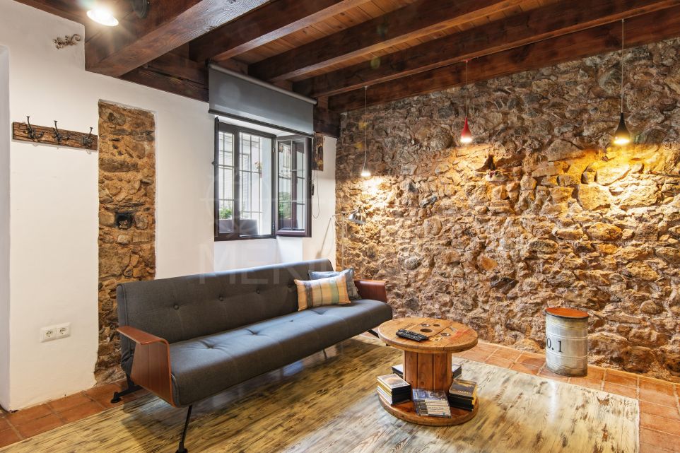 Charming 1 bedroom old town townhouse with rental licence just 3 minutes from the beach