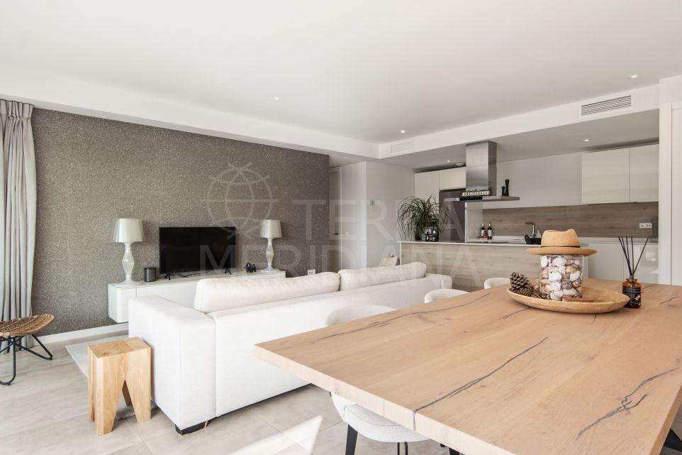 Espectacular apartamento de estilo contemporáneo con 3 dormitorios y una amplia terraza en venta en South Bay, Estepona