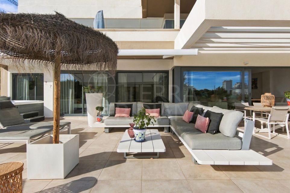 Espectacular apartamento de estilo contemporáneo con 3 dormitorios y una amplia terraza en venta en South Bay, Estepona