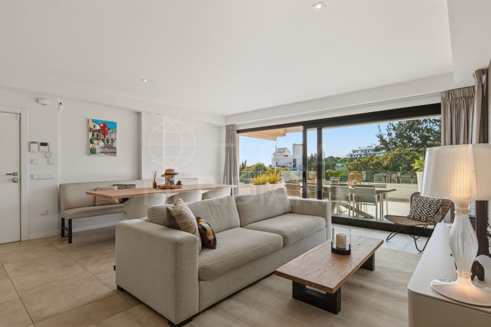Espectacular apartamento de estilo contemporáneo con 3 dormitorios y una amplia terraza en venta en South Bay, Estepona