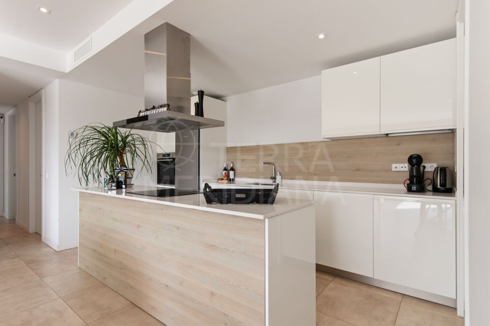 Espectacular apartamento de estilo contemporáneo con 3 dormitorios y una amplia terraza en venta en South Bay, Estepona