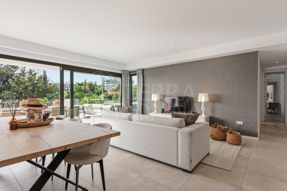 Espectacular apartamento de estilo contemporáneo con 3 dormitorios y una amplia terraza en venta en South Bay, Estepona