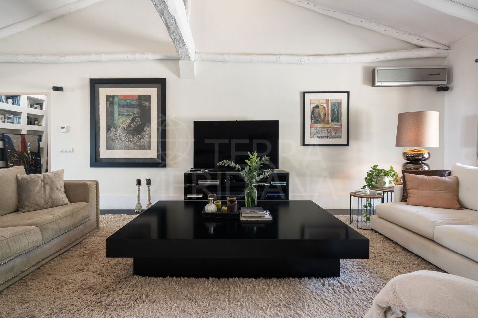 Elegant Andalusian Villa for Sale in El Paraiso Alto