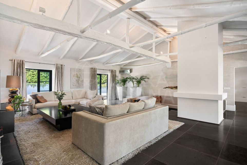 Elegant Andalusian Villa for Sale in El Paraiso Alto