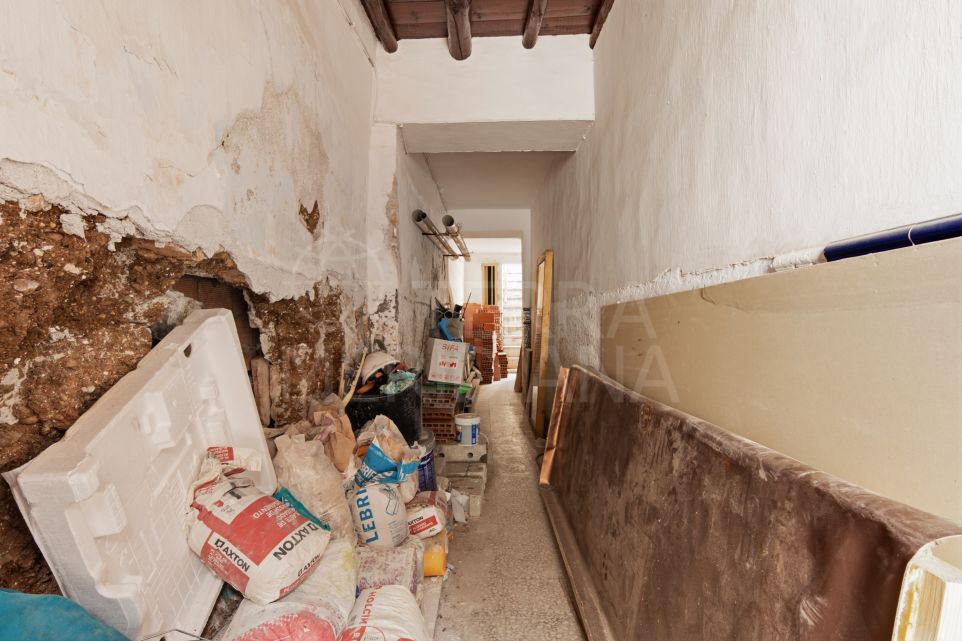 Excepcional oportunidad de reforma: casa adosada en el corazón de Estepona