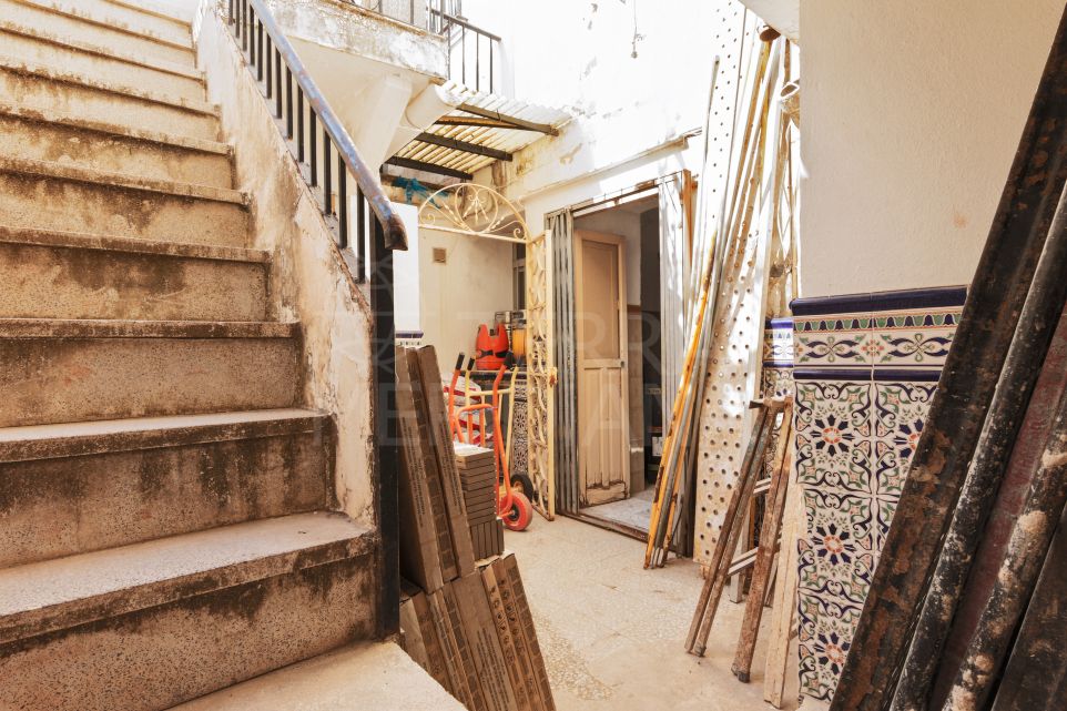 Excepcional oportunidad de reforma: casa adosada en el corazón de Estepona