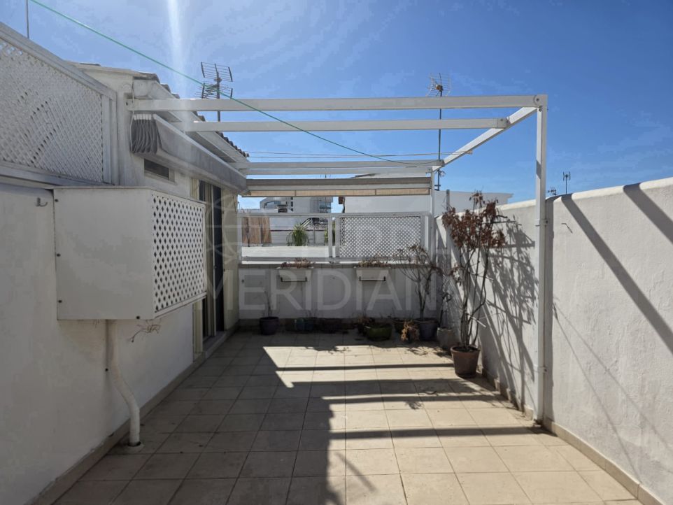 Appartement en duplex avec terrasse privée dans la vieille ville d’Estepona