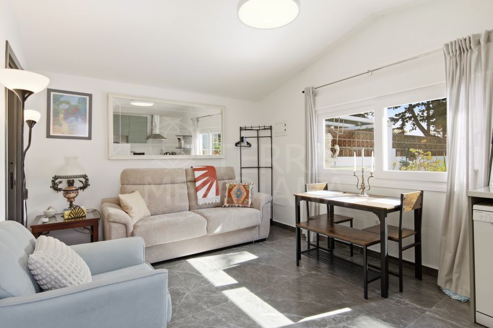 Propriété côtière unique avec trois appartements touristiques, une maison principale et vue sur la mer