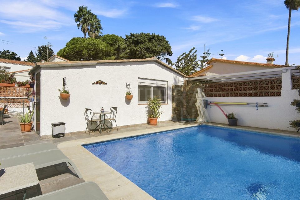 Propriété côtière unique avec trois appartements touristiques, une maison principale et vue sur la mer