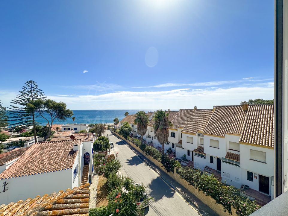 Propriété côtière unique avec trois appartements touristiques, une maison principale et vue sur la mer