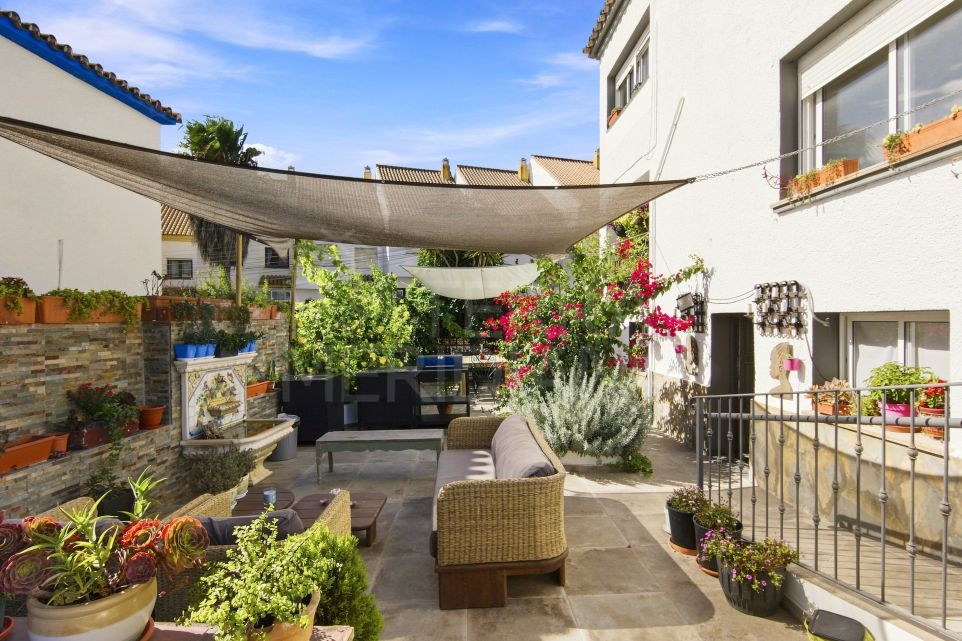 Propriété côtière unique avec trois appartements touristiques, une maison principale et vue sur la mer