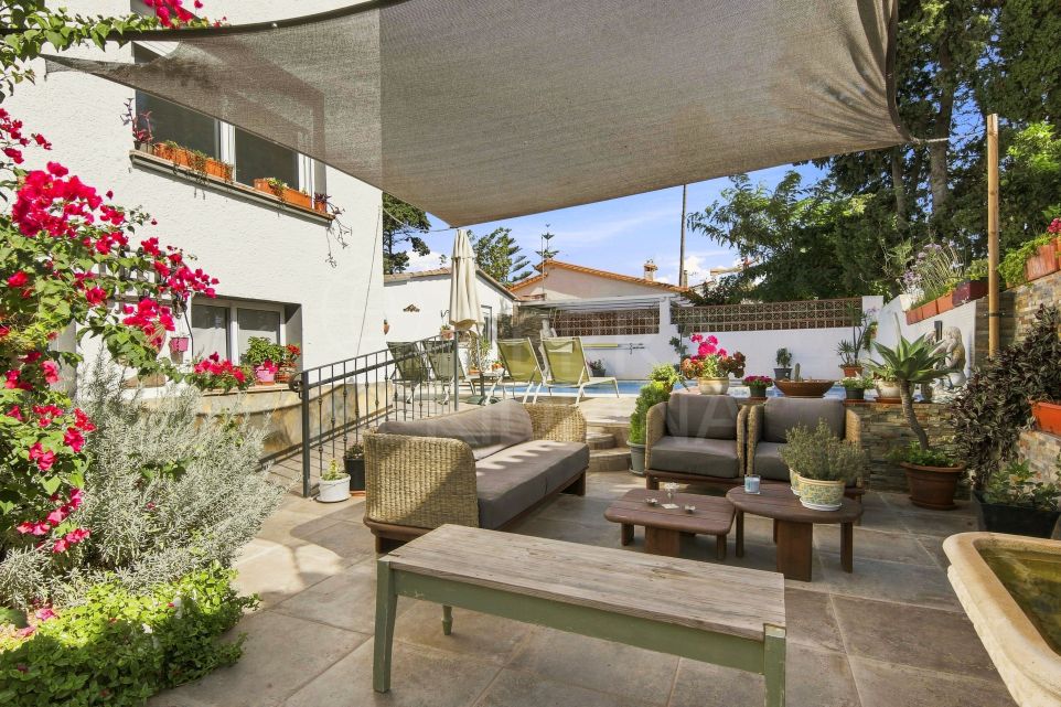 Propriété côtière unique avec trois appartements touristiques, une maison principale et vue sur la mer