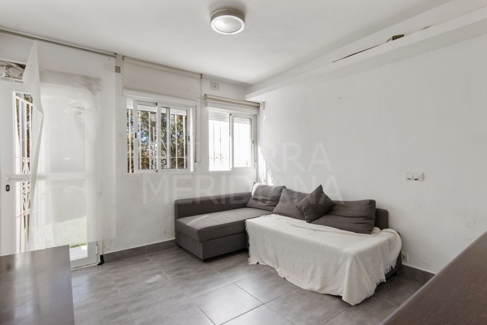 Apartamento en planta baja para reformar con vistas al mar en Seghers, Estepona