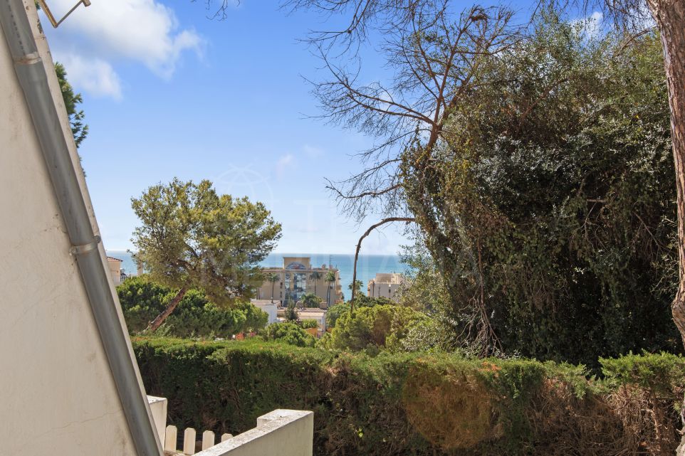 Apartamento en planta baja para reformar con vistas al mar en Seghers, Estepona