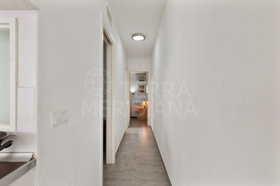 Apartamento en planta baja para reformar con vistas al mar en Seghers, Estepona
