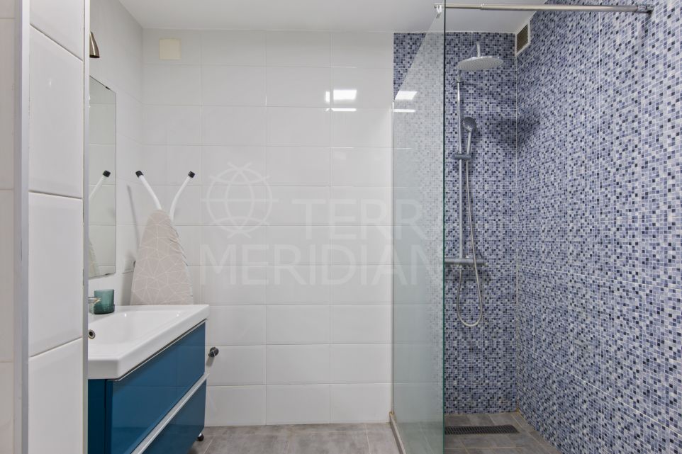 Apartamento en planta baja para reformar con vistas al mar en Seghers, Estepona