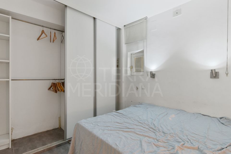 Apartamento en planta baja para reformar con vistas al mar en Seghers, Estepona