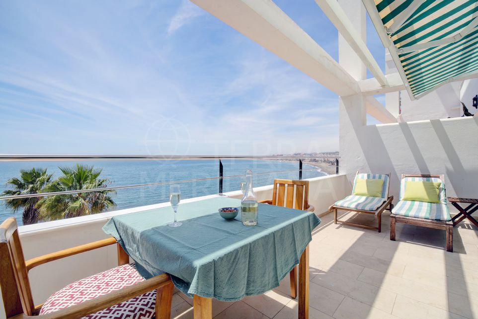 1 Bedroom front line beach apartment with sea views for sale in Estepona