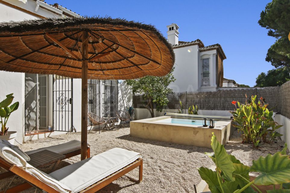 Stunning 2 Bedroom Renovated Ground Floor Apartment with Private Garden and Plunge Pool in Benamara, East Estepona