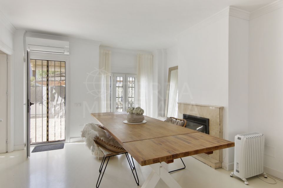 Impresionante apartamento renovado de 2 dormitorios en planta baja con jardín privado y piscina de inmersión en Benamara, Estepona Este