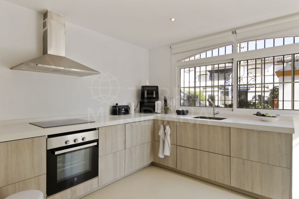 Impresionante apartamento renovado de 2 dormitorios en planta baja con jardín privado y piscina de inmersión en Benamara, Estepona Este