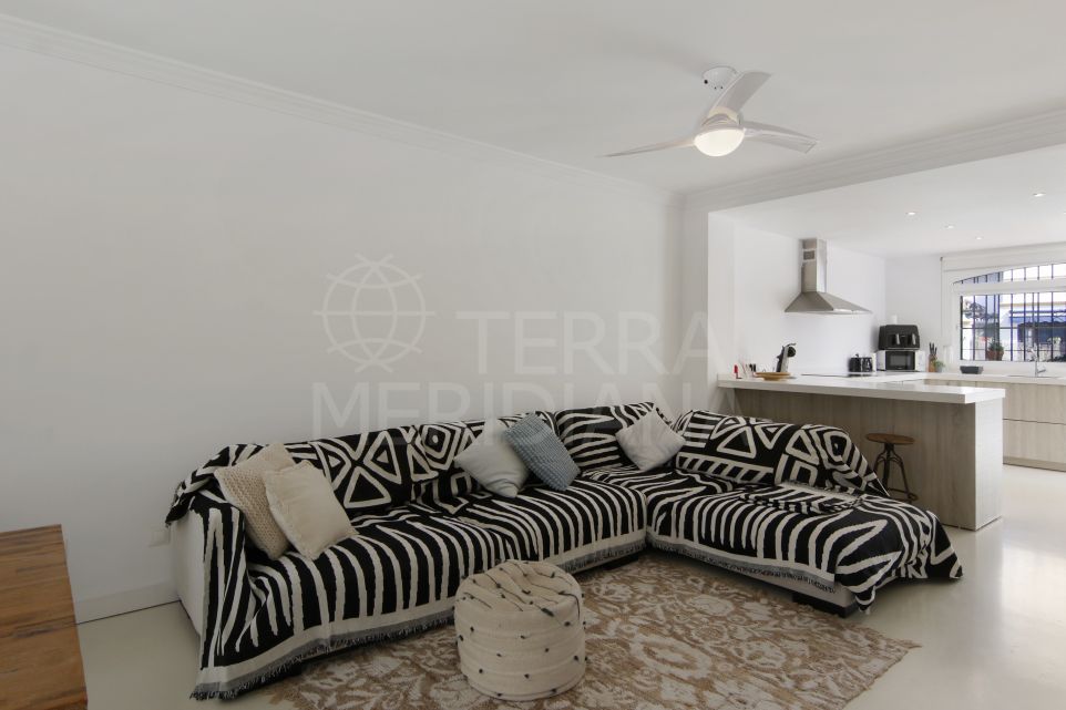 Impresionante apartamento renovado de 2 dormitorios en planta baja con jardín privado y piscina de inmersión en Benamara, Estepona Este