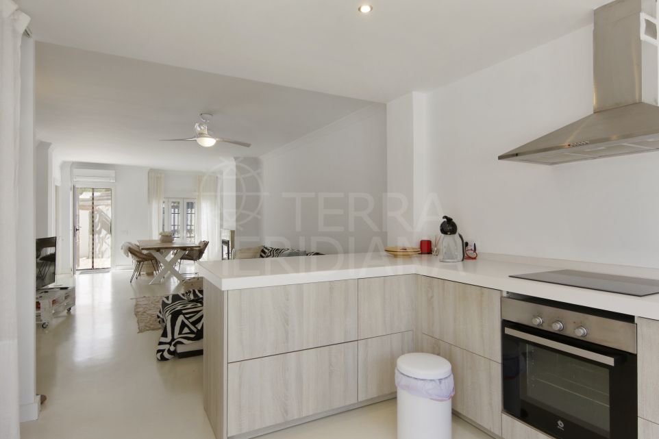 Impresionante apartamento renovado de 2 dormitorios en planta baja con jardín privado y piscina de inmersión en Benamara, Estepona Este