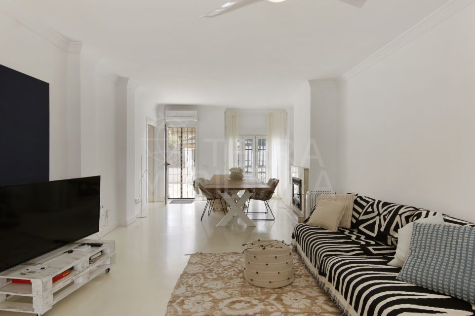 Impresionante apartamento renovado de 2 dormitorios en planta baja con jardín privado y piscina de inmersión en Benamara, Estepona Este