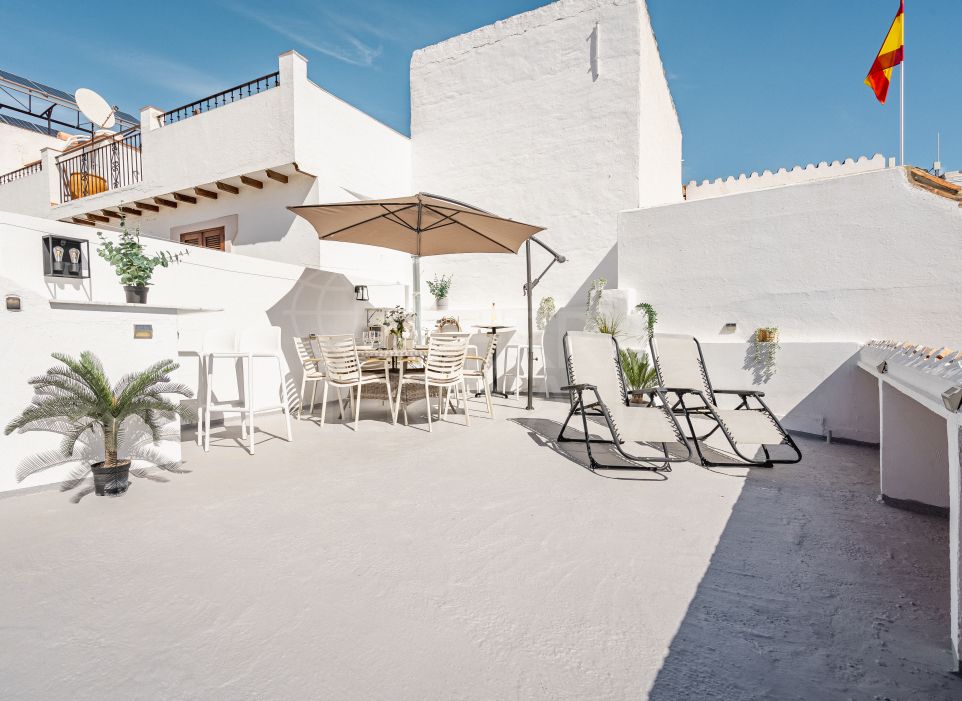 Charmante maison de ville de 2 chambres avec grande terrasse sur le toit à vendre dans la vieille ville d’Estepona