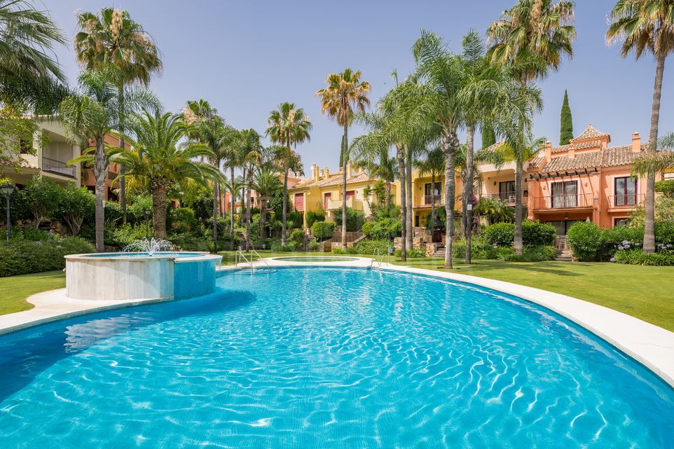 Villa jumelée de luxe à Jardines de Las Lomas, sur la prestigieuse Golden Mile de Marbella