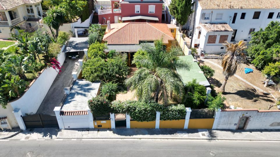 Encantadora villa de una sola planta con potencial de reforma en El Padrón, Estepona