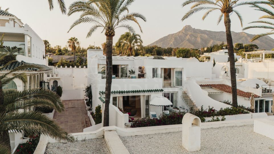 Exceptional Semi-Detached Home in the Exclusive Oasis Club, Marbella Golden Mile