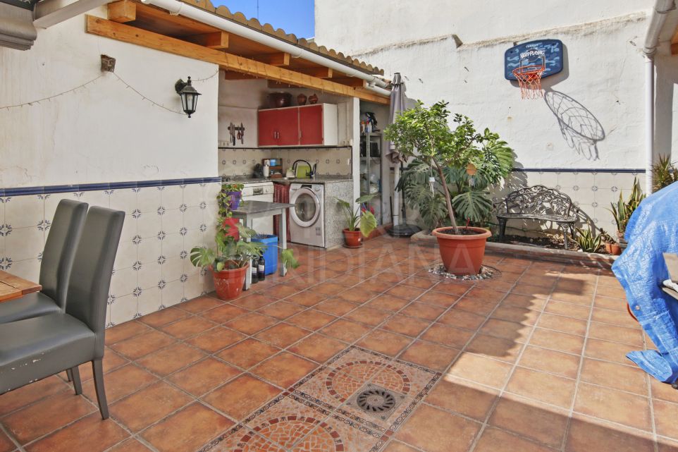 Charmante maison de ville à vendre avec patio privé et terrasse dans la vieille ville d’Estepona