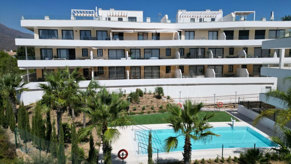 Apartamento moderno con vistas panorámicas al mar en La Gaspara, Oeste de Estepona