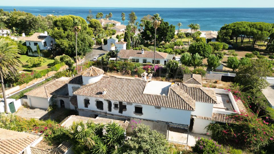 Oportunidad de reformar una espectacular villa de lujo junto a la playa en Paraíso Barronal, Estepona