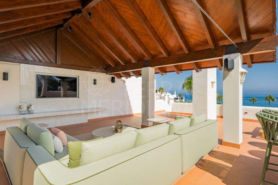 Exceptional Beachfront Penthouse in Bahía del Velerín