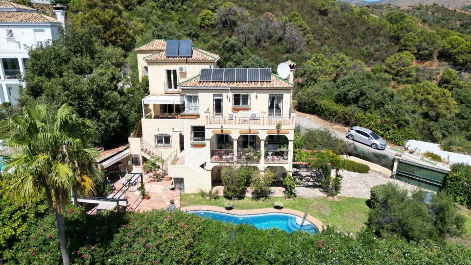 Villa con vistas panorámicas al mar y gran potencial en venta en El Padrón, Estepona
