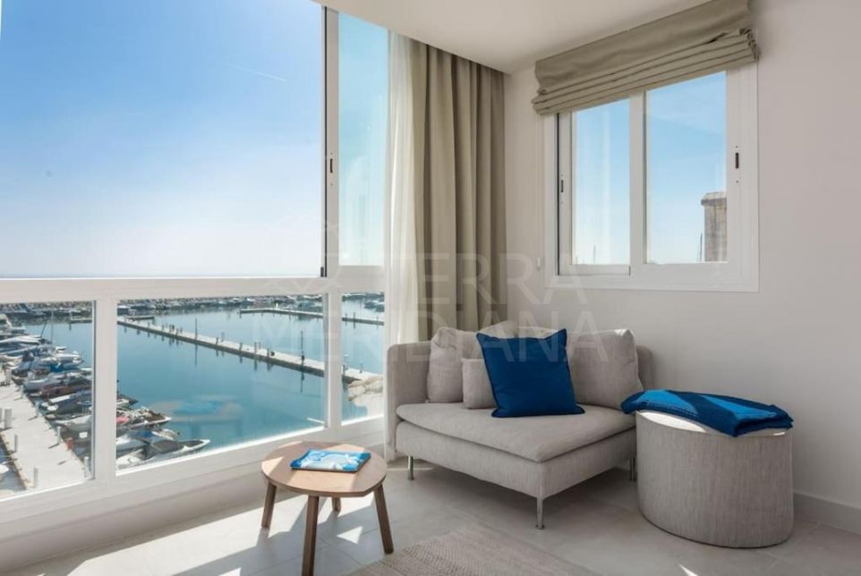 Penthouse de deux chambres en première ligne de marina avec vue sur la mer à vendre à Puerto Banús, Marbella